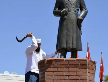 Ισλαμιστής προσπάθησε να καταστρέψει άγαλμα του Κεμάλ στην Τουρκία